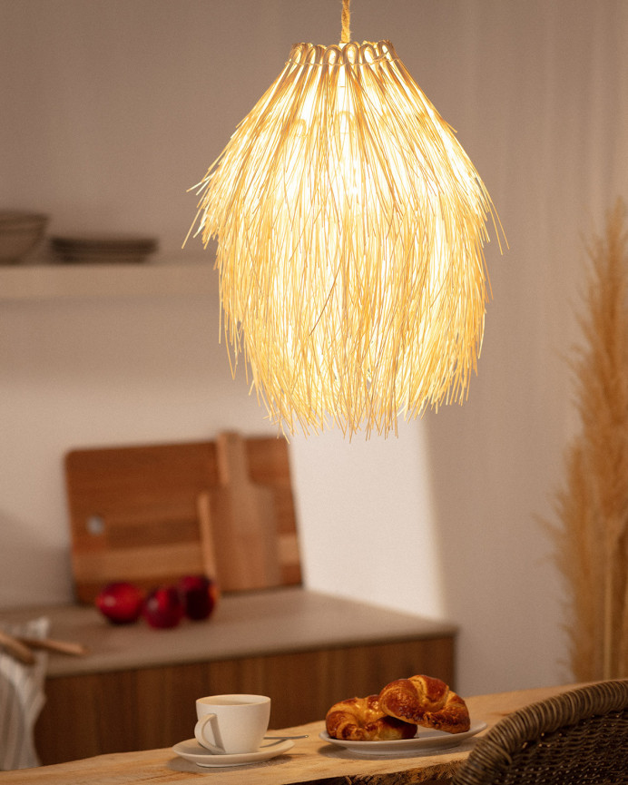 Lampada da soffitto realizzata in rattan.