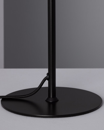 Lampada da tavolo realizzata in alluminio di colore nero.