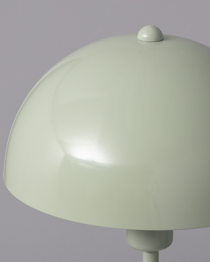 Lampada da tavolo realizzata in alluminio di colore verde.