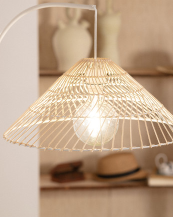 Lampada da terra realizzata con base metallica bianca e schermo di rattan.