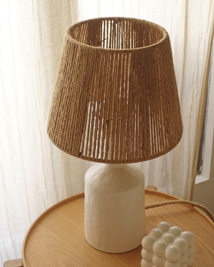 Lampada da tavolo in ceramica e schermo in corda di canapa da 46x20,5cm.