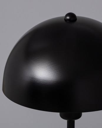 Lampada da tavolo realizzata in alluminio di colore nero.