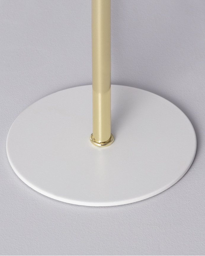 Lampada da tavolo realizzata in alluminio bianco e dorato.