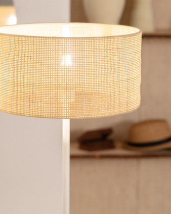 Lampada da terra realizzata con base metallica di colore bianco e paralume in rattan.