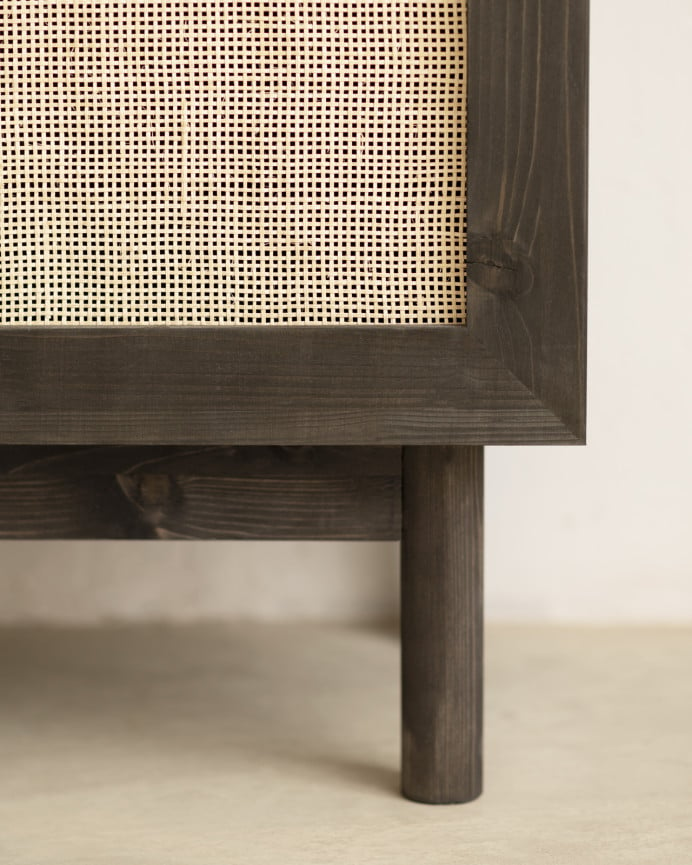 Credenza in legno massello e midollo di rattan a 2 porte in tono nero di 100x80cm