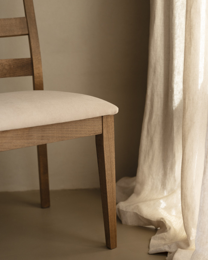 Sedia imbottita in color pietra con gambe in legno di rovere scuro 89cm