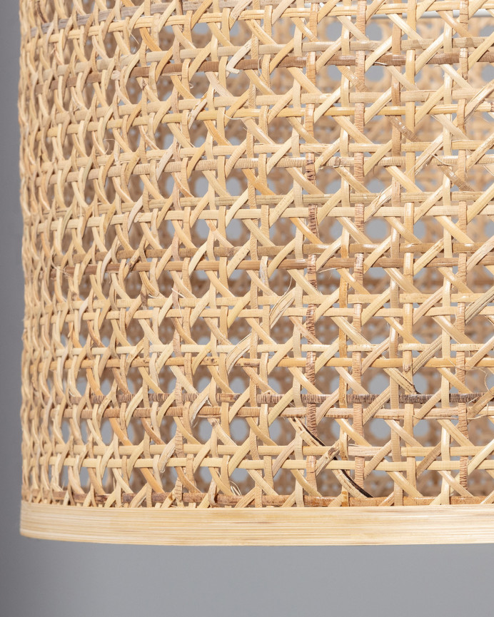 Lampada da soffitto realizzata con intreccio di rattan.