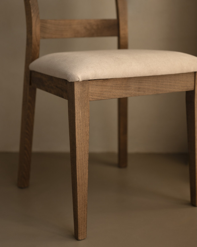 Sedia imbottita in color pietra con gambe in legno di rovere scuro 89cm