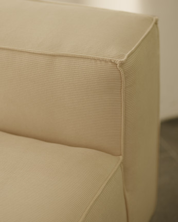 Poltrona in velluto color beige di 130x110cm