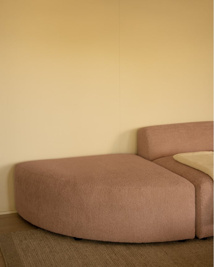 Divano curvo a 3 moduli con chaise longue in bouclé rosa 320x172cm