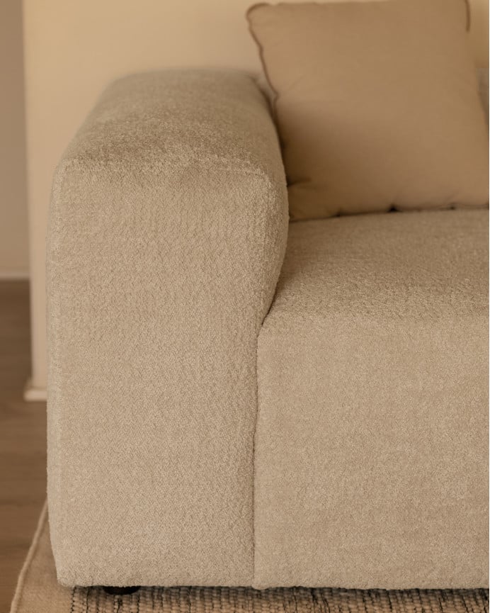 Divano a 4 moduli con chaise longue in bouclé di colore grigio chiaro 420x172cm.