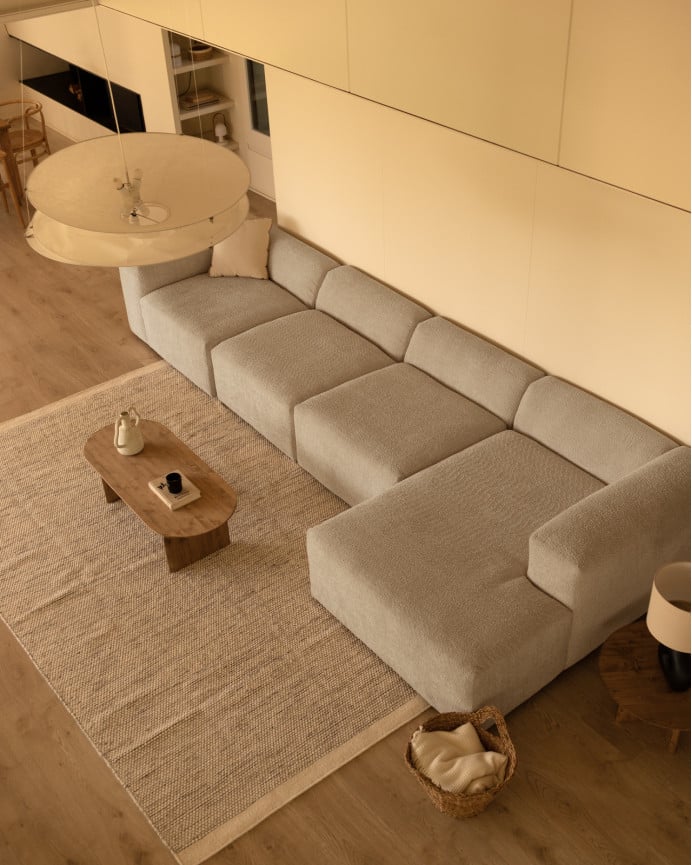 Divano a 4 moduli con chaise longue in bouclé di colore grigio chiaro 420x172cm.