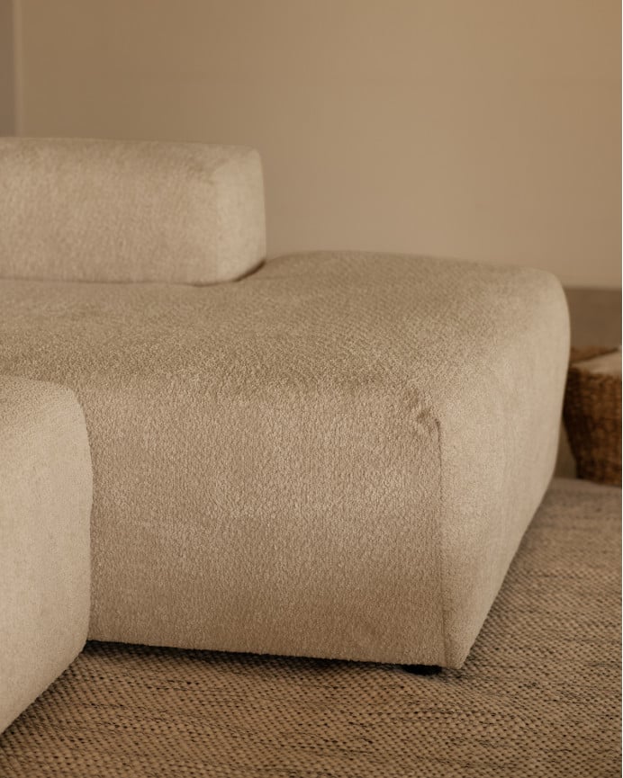 Divano a 4 moduli con chaise longue in bouclé di colore grigio chiaro 420x172cm.