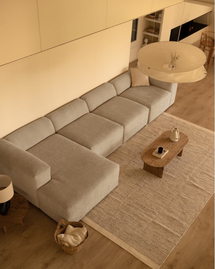 Divano a 4 moduli con chaise longue in bouclé di colore grigio chiaro 420x172cm