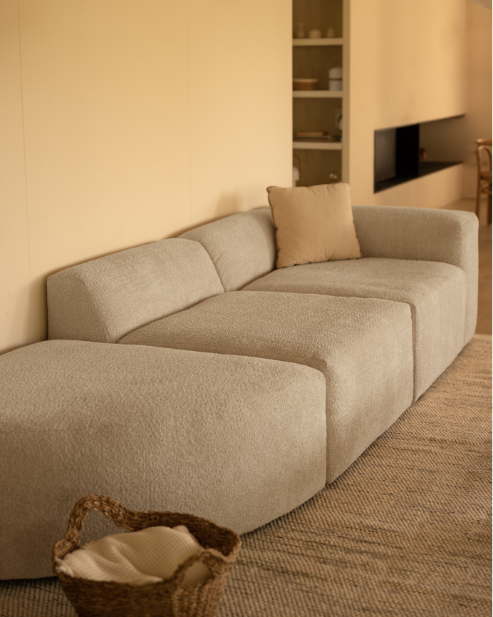 Divano a 3 moduli con curva in bouclé di colore grigio chiaro 320x110cm