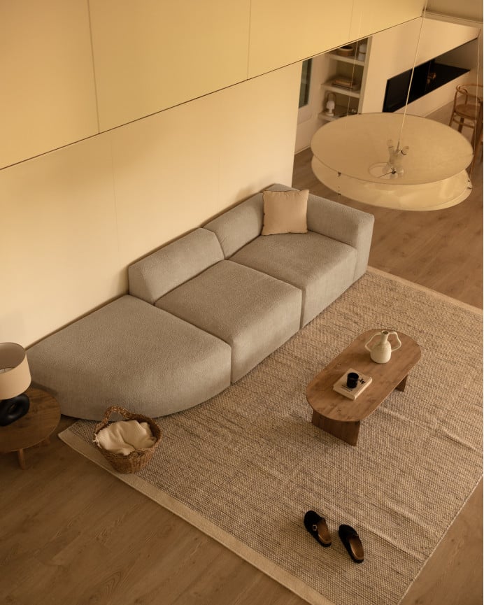 Divano a 3 moduli con curva in bouclé di colore grigio chiaro 320x110cm