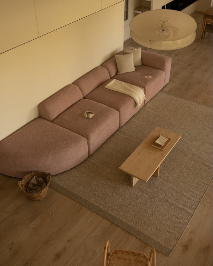 Divano a 4 moduli con curva a bouclé di colore rosa 410x110cm