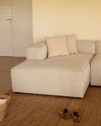 Divano con chaise longue in velluto di colore bianco rotto di varie misure