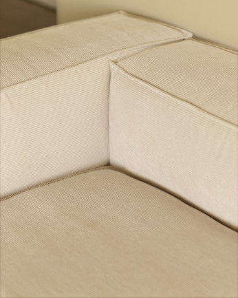 Divano con chaise longue in velluto di colore bianco rotto di varie misure