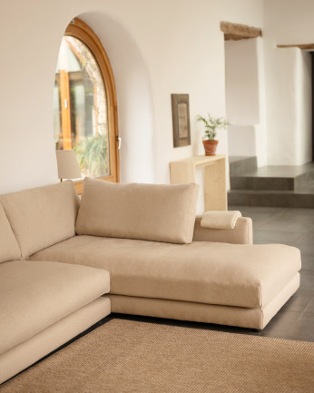 Divano con chaise longue in tono beige di diverse misure