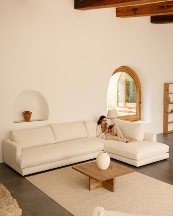 Divano con chaise longue in tono bianco roto di diverse misure