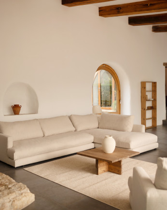 Divano con chaise longue in tono bianco roto di diverse misure