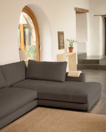 Divano con chaise longue in tonalità grigio scuro di diverse misure