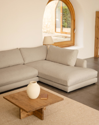 Divano con chaise longue in tono grigio chiaro di diverse misure