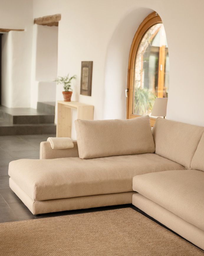 Divano con chaise longue in tono beige di diverse misure