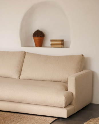 Divano con chaise longue in tono beige di diverse misure