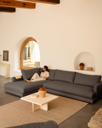 Divano con chaise longue in tonalità grigio scuro di diverse misure