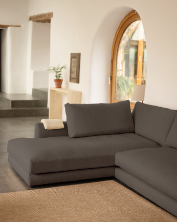 Divano con chaise longue in tonalità grigio scuro di diverse misure