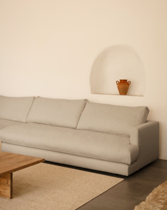 Divano con chaise longue in tonalità di grigio chiaro di diverse misure