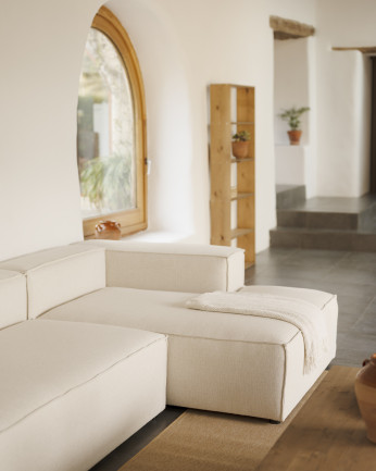 Divano con chaise longue colore bianco rovinato di varie misure