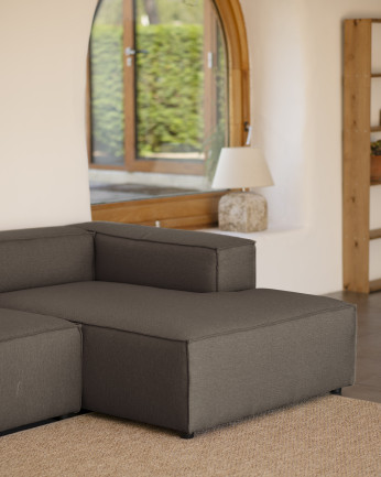 Divano con chaise longue in colore grigio scuro di varie misure