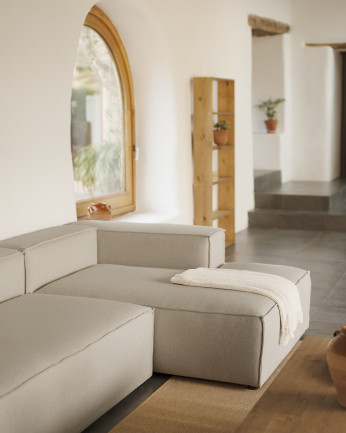 Divano con chaise longue color grigio chiaro di varie misure