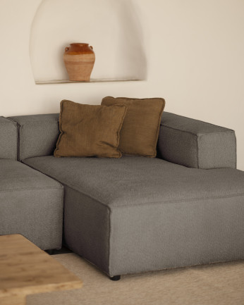 Divano bouclé con chaise longue di colore grigio scuro di varie misure