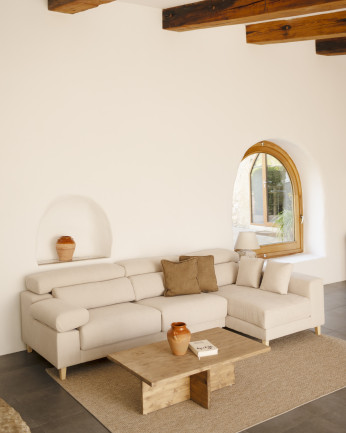 Divano con chaise longue di colore beige di varie misure