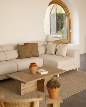 Divano con chaise longue di colore beige di varie misure