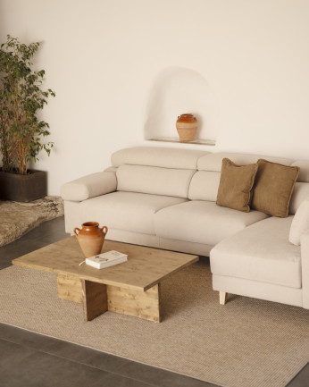 Divano con chaise longue di colore beige di varie misure