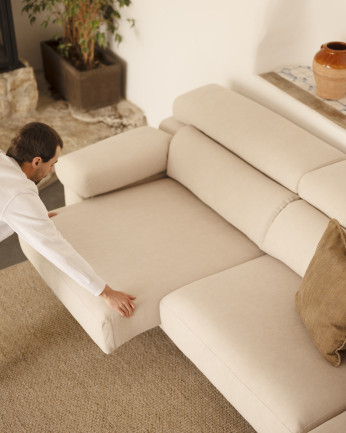 Divano con chaise longue di colore beige di varie misure