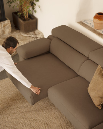 Divano con chaise longue di colore marrone topo di varie misure