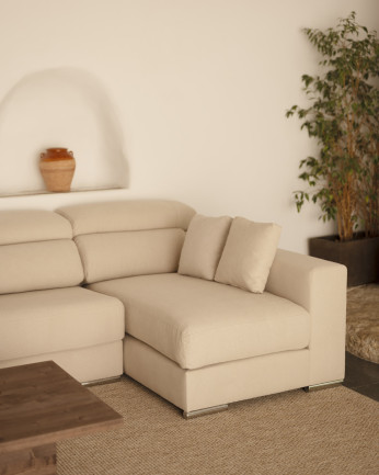 Divano con chaise longue di colore beige di varie misure