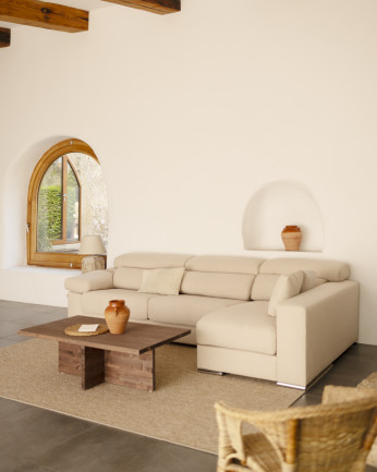 Divano con chaise longue di colore beige di varie misure