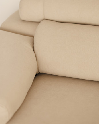 Divano con chaise longue di colore beige di varie misure