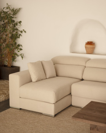 Divano con chaise longue di colore beige di varie misure