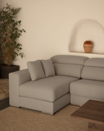 Divano con chaise longue di colore grigio chiaro di varie misure