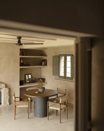 Tavolo da pranzo rotondo in legno massello di colore rovere scuro e gambe in microcemento di colore verde in diverse misure.