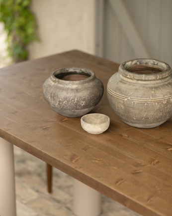 Tavolo da pranzo in legno massello in tonalità di rovere scuro e gambe in microcemento in tonalità terra di varie dimensioni