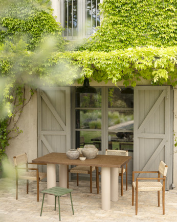 Tavolo da pranzo in legno massello in tonalità di rovere scuro e gambe in microcemento in tonalità terra di varie dimensioni